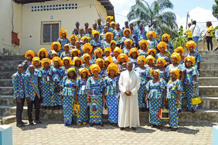 Les membres de la chorale Jubilaire et l'archevêque de Brazzaville