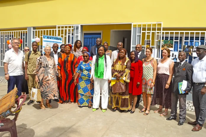 Mme la DGAENF et ses collaborteurs avec la coordonnatrice de l'ESCD, les membres de l'Association à 'honneur et les participanrs à la cérémonie d'ouverture