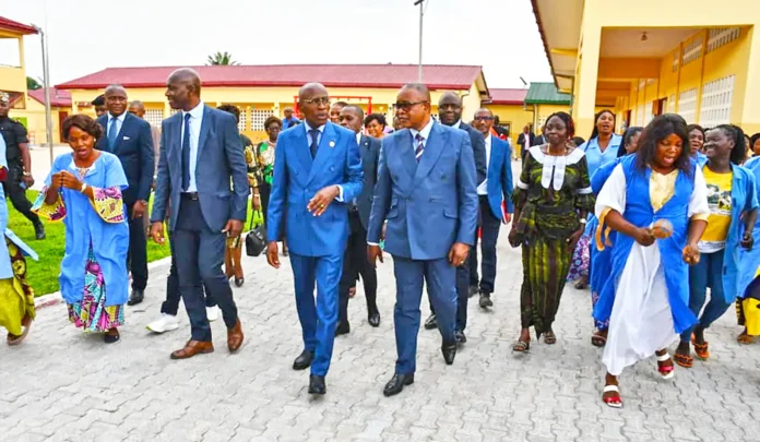 Pendant la visite du complexe scolaire Moukoundzi-Ngouaka