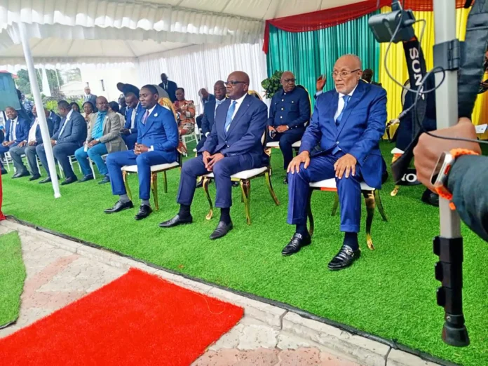 Les officiels avant la visite du laboratoire