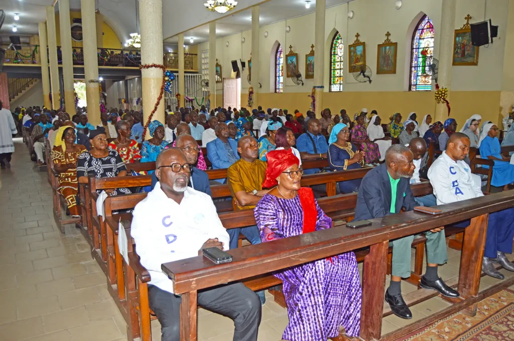 Des participants a la messe