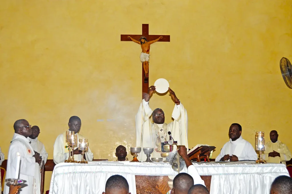 Mgr Bienvenu Manamika pendant la consecration