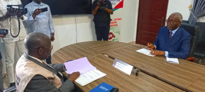Emmanuel Ollita recevant Hugues Ngouélondélé pour déclarer son conflit d'intérêts