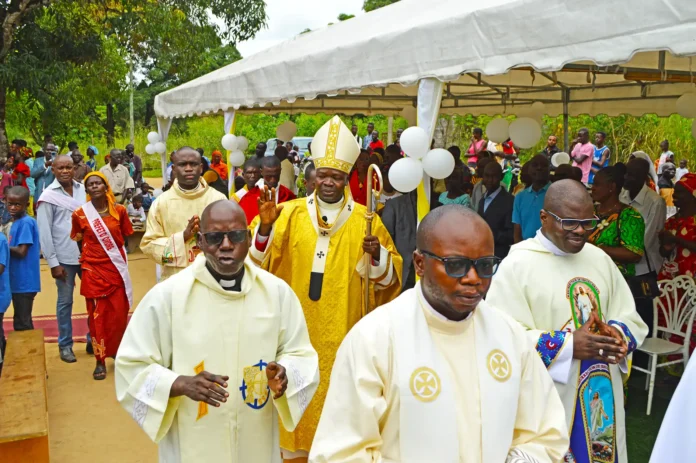 L'archevêque conduisant la procession