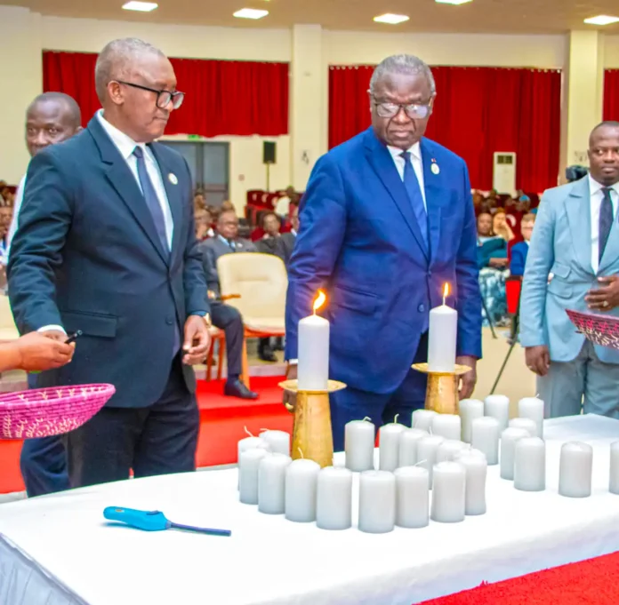 L'ambassadeur du Rwanda et le ministre de la Défense du Congo pendant le recueillement L'ambassadeur du Rwanda et le ministre de la Défense du Congo pendant le recueillement