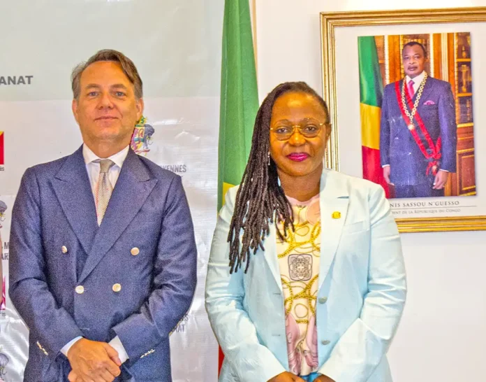 L'ambassadeur Enrico Nunziata et la ministre Jacqueline Lydia Mikolo