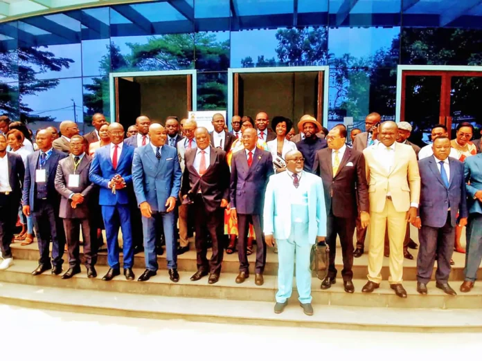 Des participants au colloque autour de l'écrivain Henri Djombo