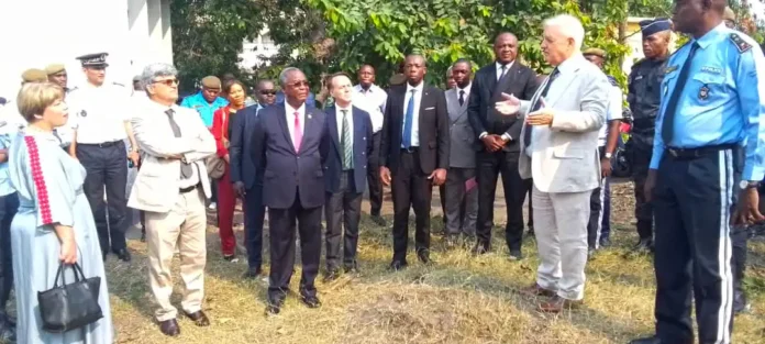 Les officiels pendant la visite du projet