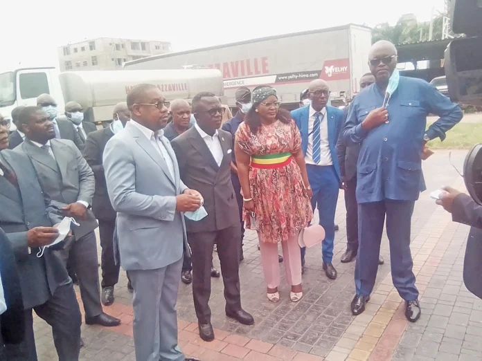 Les trois ministres et la maire de Moungali sur le site de la société