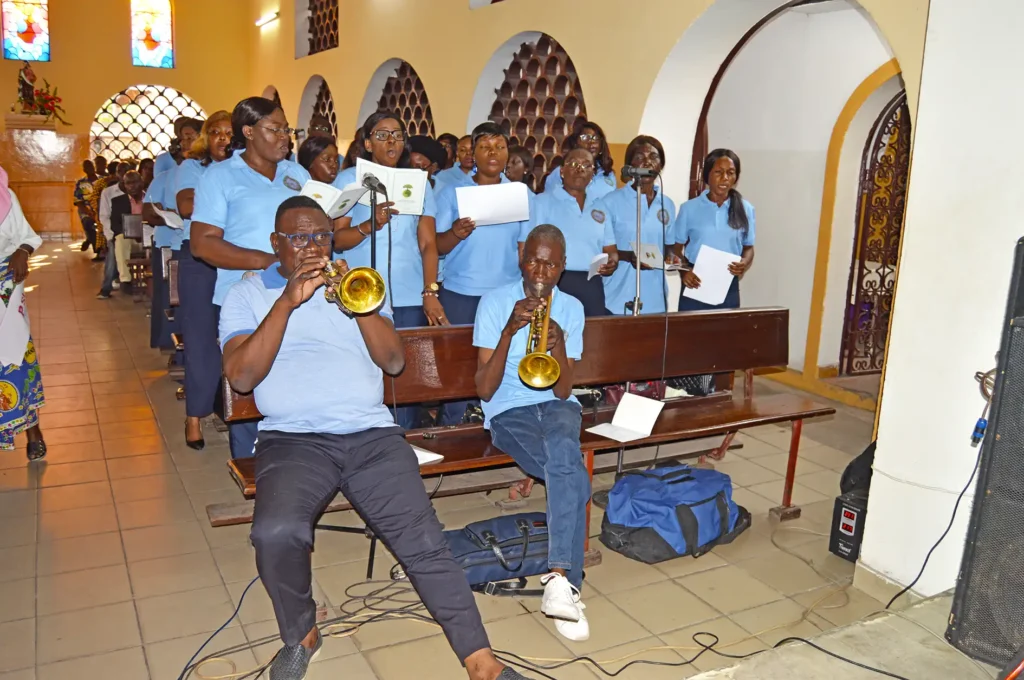 Vue des membres de la chorale paroissiale animant la messe