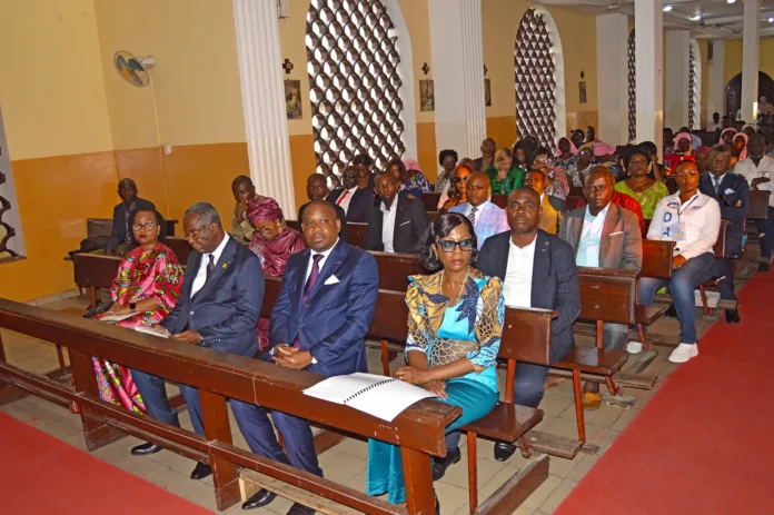 Vue des participants à la messe