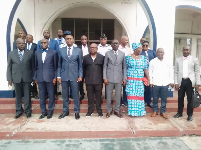 Photo de famille avec les officiels.