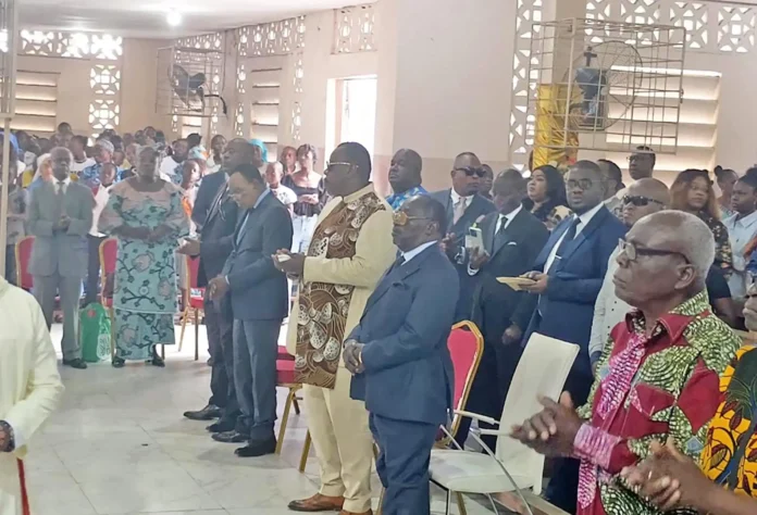 Le préfet du département participant à la messe