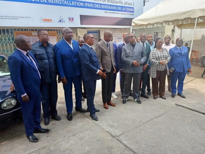 Photo de famille après la visite du site d'Ébina