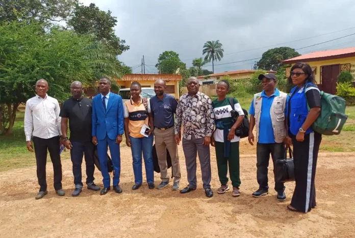Photo de famille de l’équipe de supervision conjointe du département du Niari, reçue par le Directeur Départemental des Soins et Services de Santé (au milieu en 6 ème position de la gauche vers la droite) avec son gestionnaire des données (en costume bleu). Mission de supervision de février 2025.