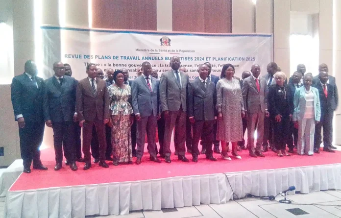 Jean Rosaire Ibara posant avec les experts et les autres membres du gouvernement