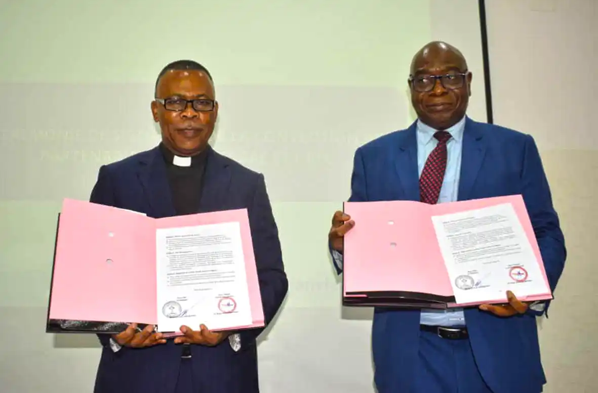 Le Révérend Guy Loko Elenga et le Pr Roger Armand Makany présentant la convention de partenariat signée