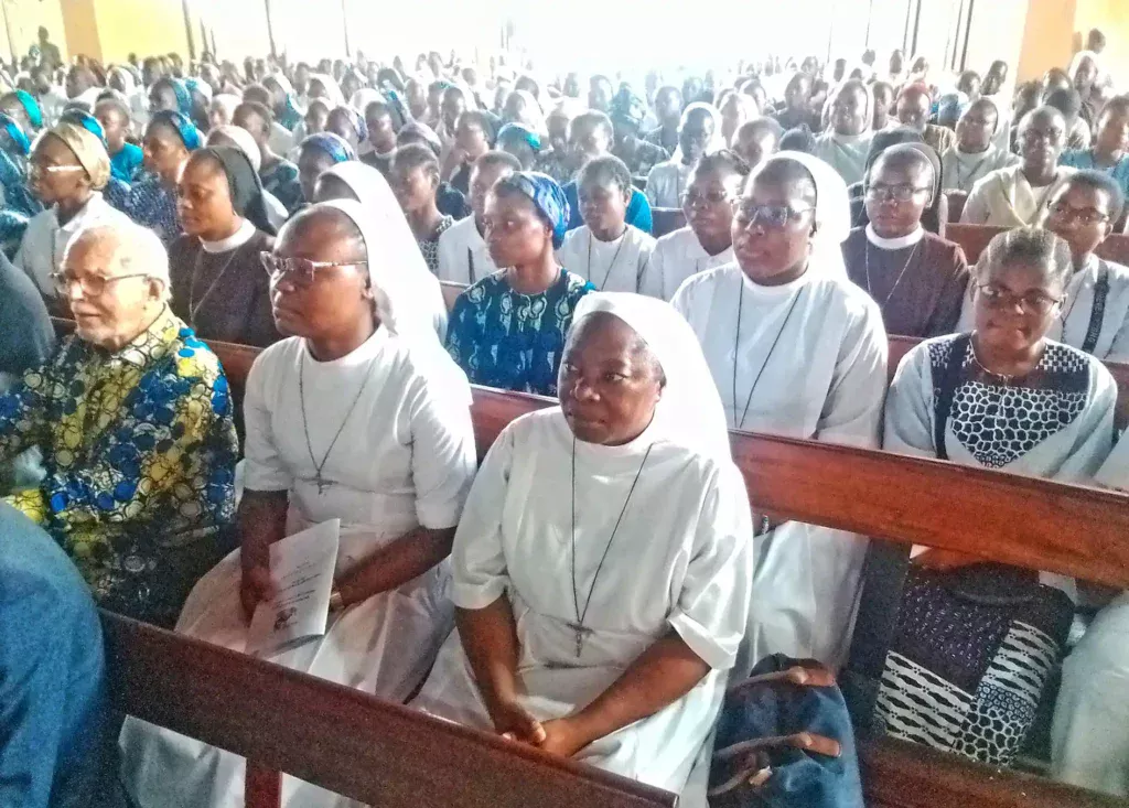 SOCIETE DES MARIANISTES AU CONGO : Ordination presbytérale du père Messi Gatien Loubiya 2 La vie consacree au Congo est un patrimoine pour lEglise