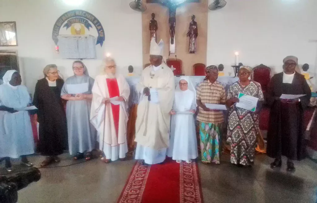 SOCIETE DES MARIANISTES AU CONGO : Ordination presbytérale du père Messi Gatien Loubiya 1 Quelques recipiendaires posant avec larcheveque