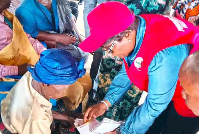 Agée de 105 ans, cette dame reçoit son aide sociale d’appoint