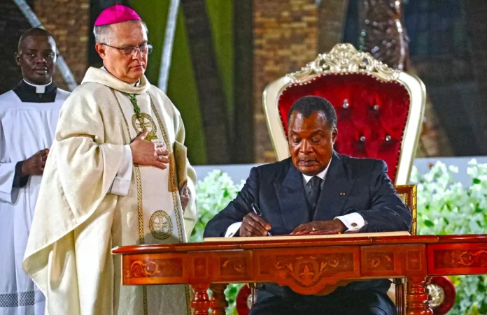 Denis Sassou Nguesso signant le livre de condoléances