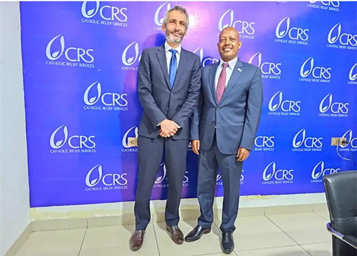 De gauche à droite Mr Lionel Caruana Directeur du portefeuil Fonds mondial pour le Congo et le Dr Alemayehu Gebremariam Représentant Résident de CRS Congo