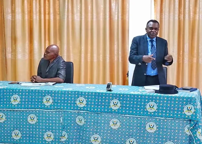 Le Pr Alexis Elira Dokékias à droite pendant la conférence