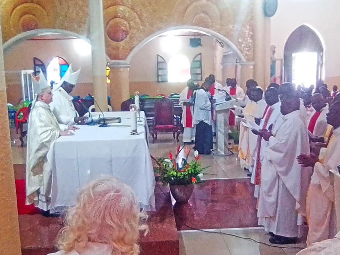 Pendant le renouvellement de leurs promesses sacerdotales