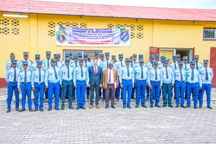 Jacques Almaless au milieu des éléments de la gendarmerie