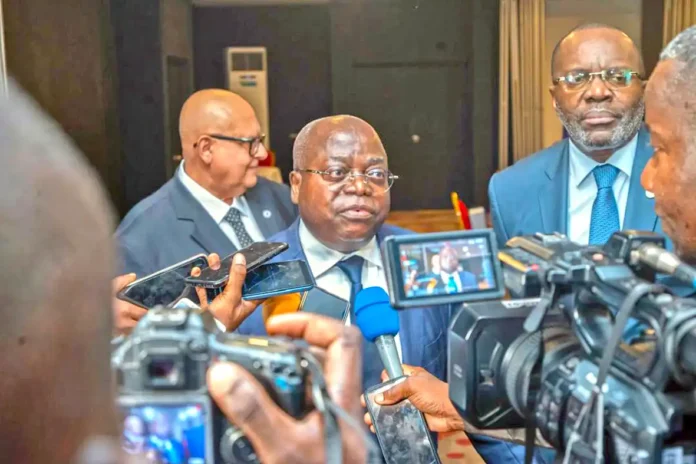 Le Président du Conseil d’Administration Athanase NGASSAKI et le DG Oscar Ephraïm NGOLE au second plan (à d.)