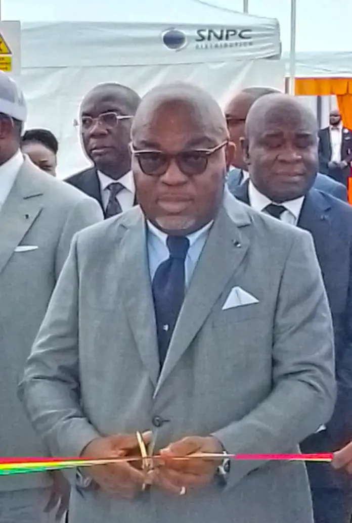 Le ministre Itoua coupant le ruban symbolique.