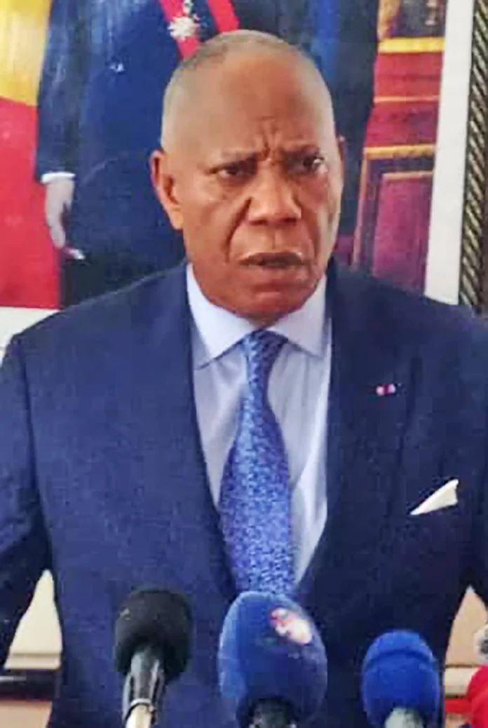 Le ministre d'Etat Firmin Ayessa lisant la déclaration du Gouvernement