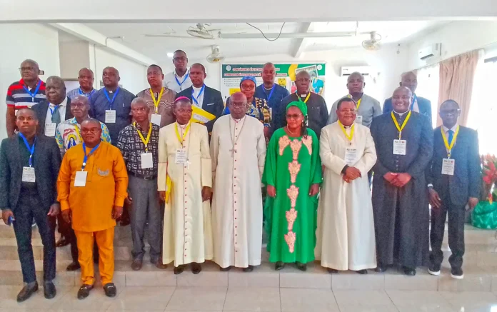 Les évêques présents, posant avec les directeurs nationaux de l'école catholique en Afrique centrale