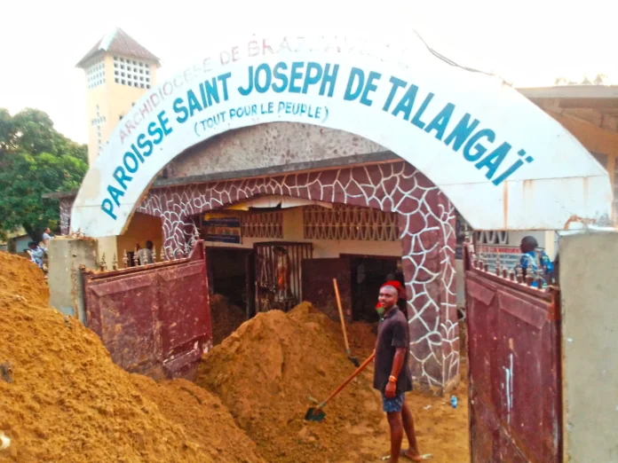 L'interieur de l'église envahie par le sable