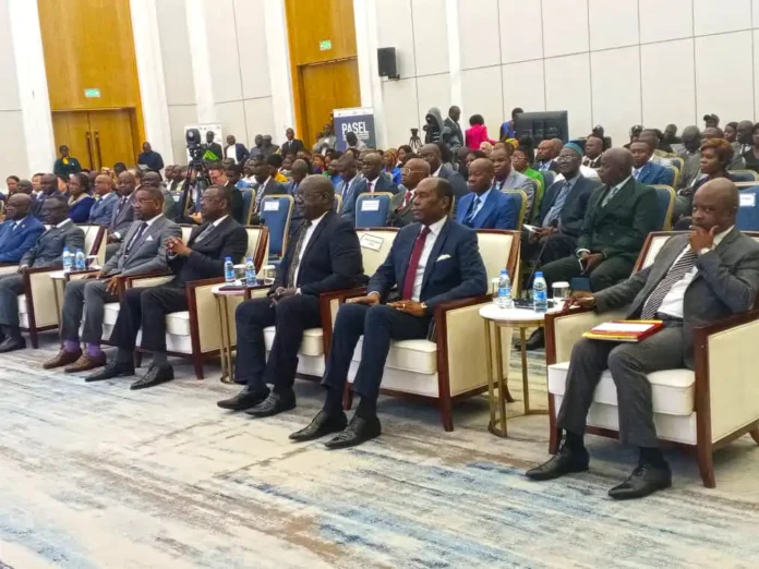 Au premier rang, les membres du Gouvernement, pendant le lancement du projet