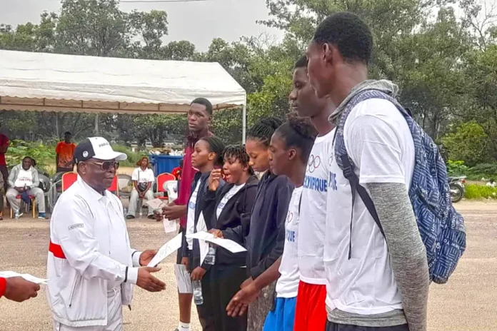 Des basketteurs réceptionnant les diplômes de participation