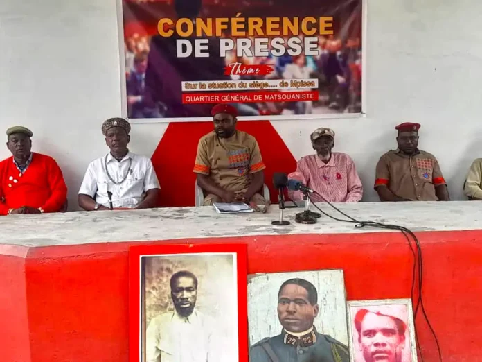 Le chef spirituel des matsouanistes face à la presse