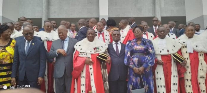 Le nouveau médiateur posant avec les officiels et les membres de la Cour