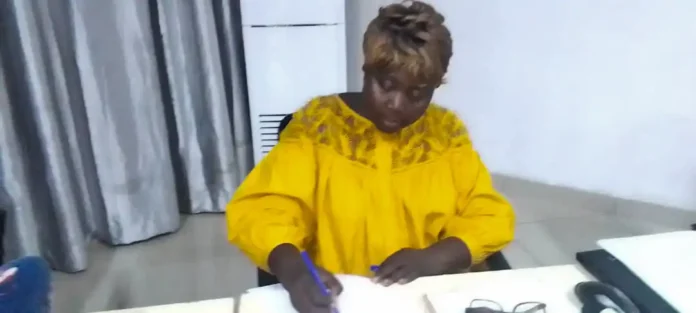 Mme Nina Cynthia Kiyindou-Yombo pendant la lecture de la déclaration