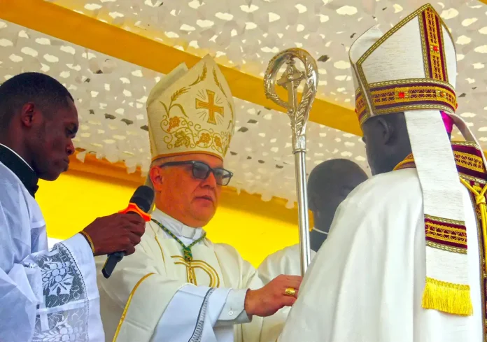 Mgr Javier Herrera Corona remettant la crosse à Mgr Brice Armand Ibombo
