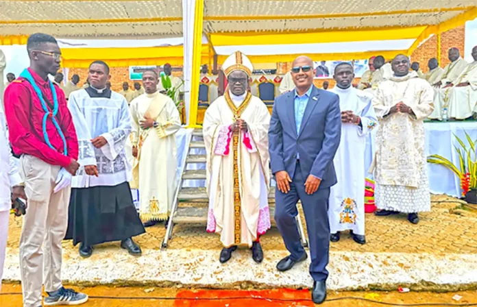 De gauche à droite Mgr Brice A. Ibombo, nouvel Evêque de Ouesso, et le Dr Alemayehu GEBREMARIAM Représentant Résident de CRS Congo.