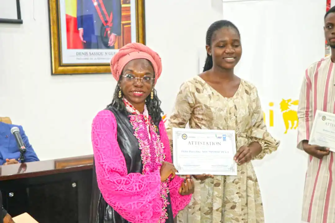 Adama Dian Barry, remettant l'attestation à une récipiendaire