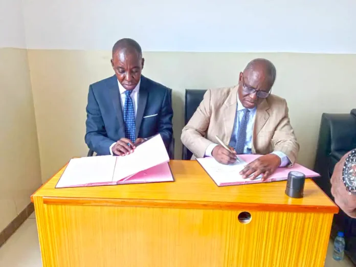 Anasth Wilfrid Mbossa à d. et Éric Makaya Goma, pendant la signature du contrat.
