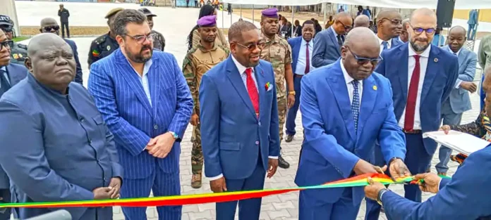 Coupure du ruban par le ministre Emile Ouosso