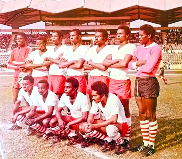 Kimbembé (en médaillon) avec les Diables-Rouges à Libreville en 1976