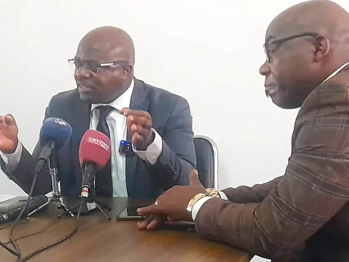 Me Ibouanga et Avicenne Nzikou pendant la conférence de presse.