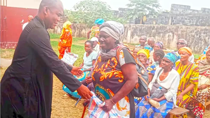 Le directeur diocèsain de Caritas Pointe-Noire pendant la remise du don