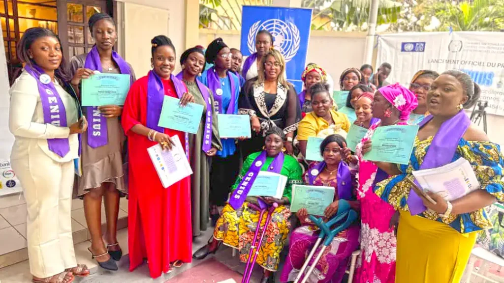 Mme Lombo entouree des participantes