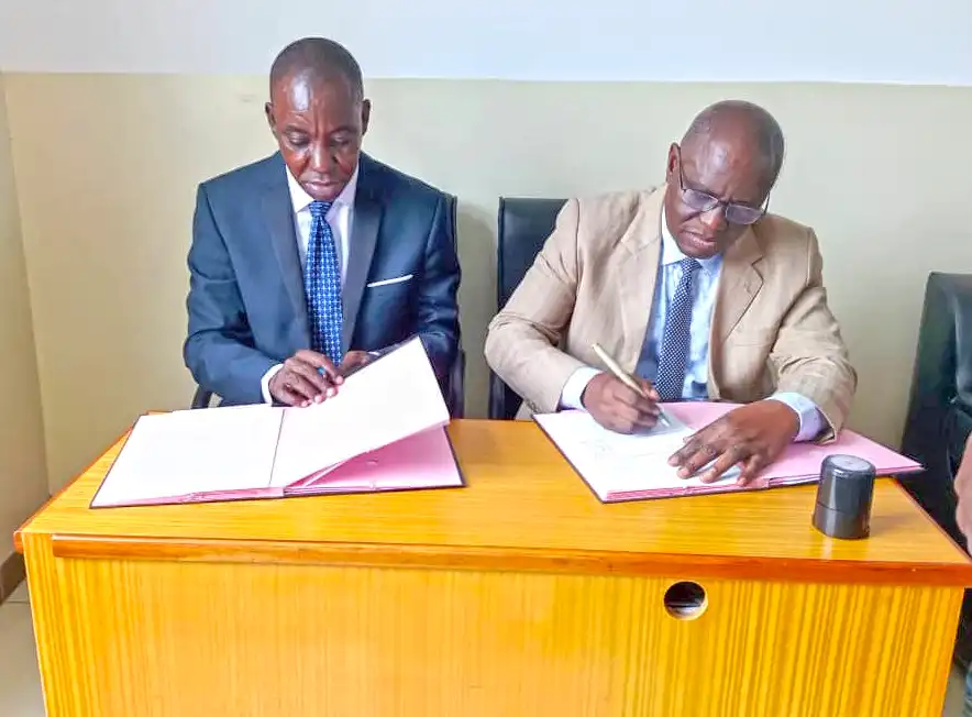 Anasth Wilfrid Mbossa à d. et Eric Makaya Goma, pendant la signature du contrat
