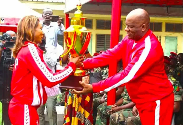 Le général Serge Oboa heureux de réceptionner le trophée des volleyeuses